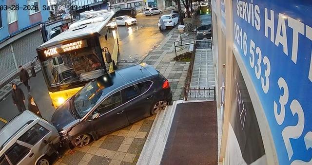 Ümraniye’de İETT otobüsü park halindeki araçlara çarptı 3