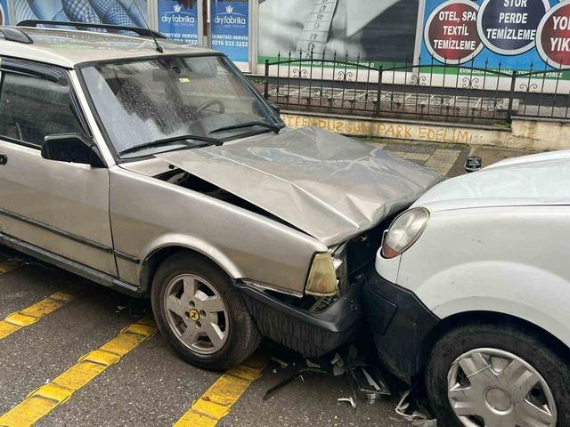 Ümraniye’de İETT otobüsü park halindeki araçlara çarptı 1