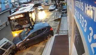 &Uuml;mraniye&rsquo;de İETT otob&uuml;s&uuml; park halindeki ara&ccedil;lara &ccedil;arptı