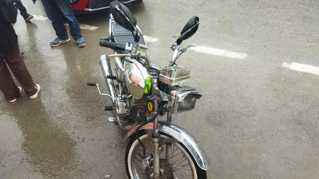 Otomobille çarpışan motosikletin sürücüsü yaralandı 1