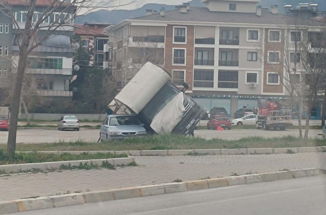 Denizli de kuvvetli r&uuml;zgar; ağa&ccedil;lar devrildi, &ccedil;atılar u&ccedil;tu 6