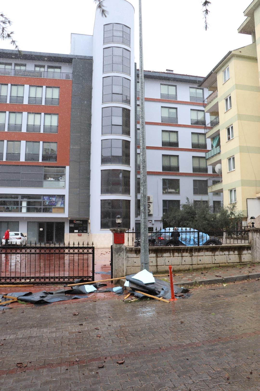 Denizli de kuvvetli r&uuml;zgar; ağa&ccedil;lar devrildi, &ccedil;atılar u&ccedil;tu 2