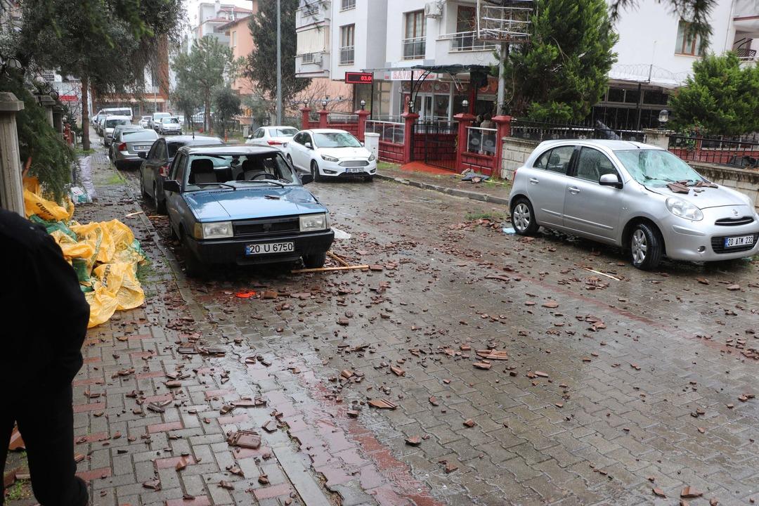 Denizli de kuvvetli r&uuml;zgar; ağa&ccedil;lar devrildi, &ccedil;atılar u&ccedil;tu 1