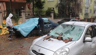 Denizli'de kuvvetli r&uuml;zgar; ağa&ccedil;lar devrildi, &ccedil;atılar u&ccedil;tu