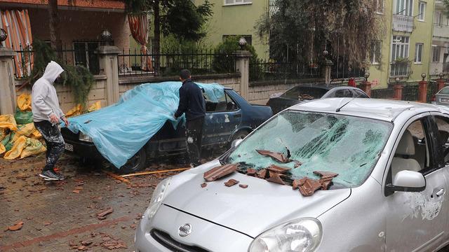 Denizli'de kuvvetli rüzgar; ağaçlar devrildi, çatılar uçtu