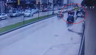 Otomobille &ccedil;arpışan motosikletin s&uuml;r&uuml;c&uuml;s&uuml; yaralandı