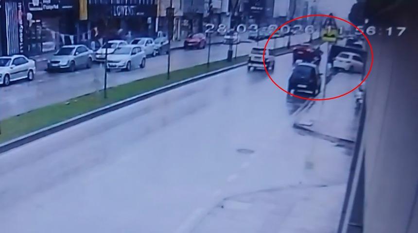 Otomobille &ccedil;arpışan motosikletin s&uuml;r&uuml;c&uuml;s&uuml; yaralandı