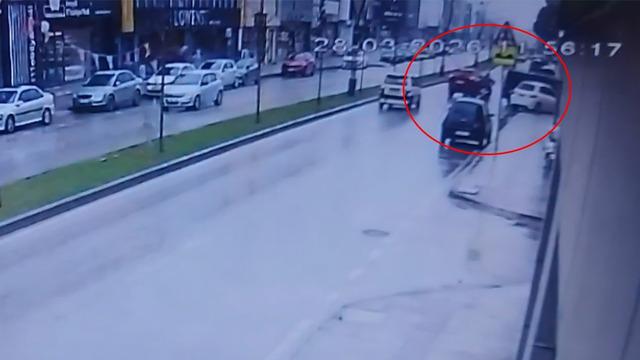 Otomobille çarpışan motosikletin sürücüsü yaralandı