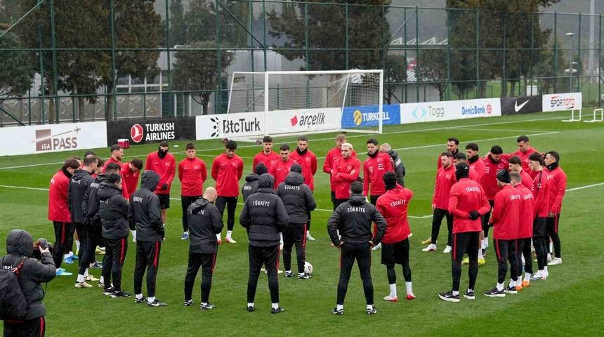 A Milli Futbol Takımı, yağmur altında &ccedil;alıştı