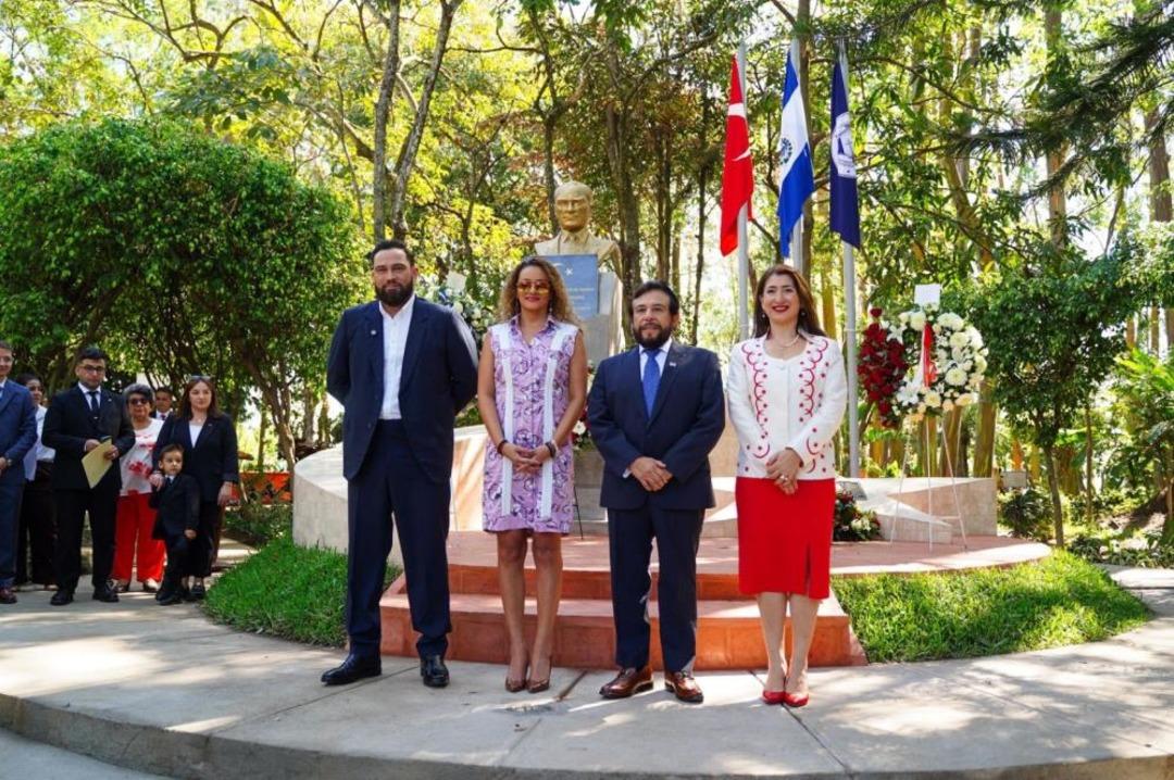 San Salvador’daki Türkiye Parkı kapılarını ziyaretçilere açtı 6