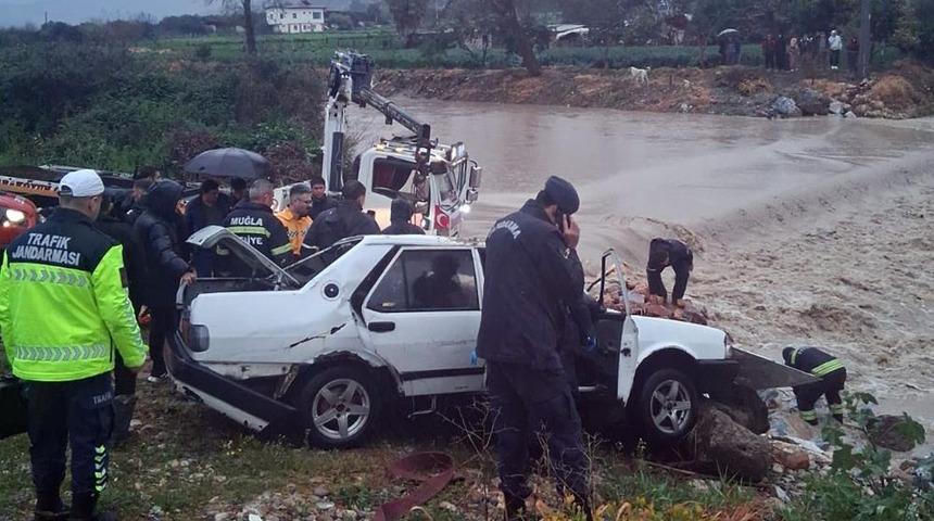 Milas&rsquo;ta akarsuya d&uuml;şen ara&ccedil;ta bir kişi &ouml;ld&uuml;
