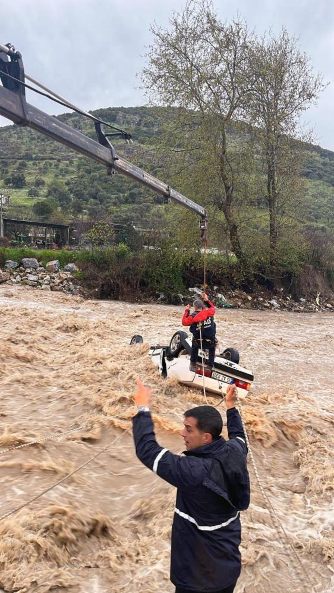 Milas&rsquo;ta akarsuya d&uuml;şen ara&ccedil;ta bir kişi &ouml;ld&uuml; 2