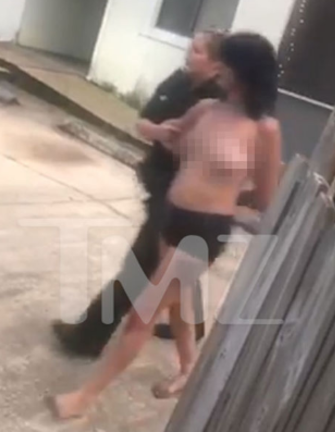 Kimseyi umursamadan sokak ortasında ilişkiye girdi!