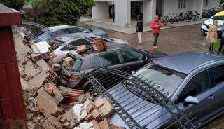 Aşırı yağış istinat duvarını yıktı: 5 ara&ccedil; zarar g&ouml;rd&uuml;