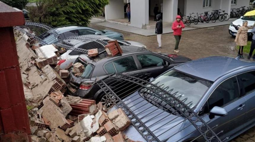 Aşırı yağış istinat duvarını yıktı: 5 ara&ccedil; zarar g&ouml;rd&uuml;