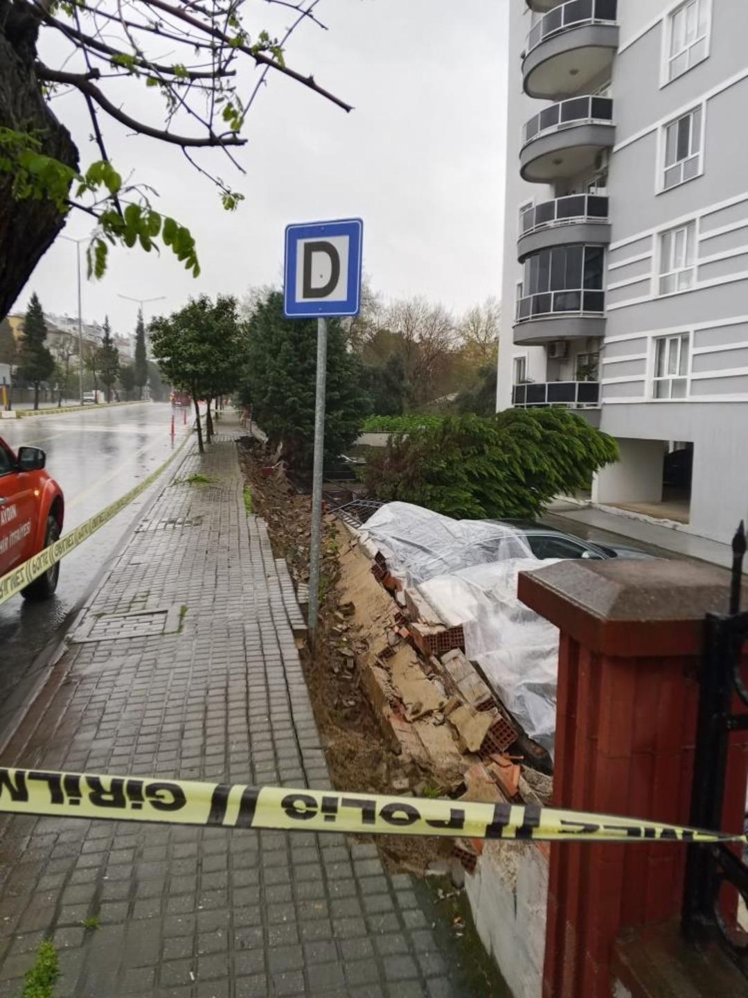 Aşırı yağış istinat duvarını yıktı: 5 araç zarar gördü 1