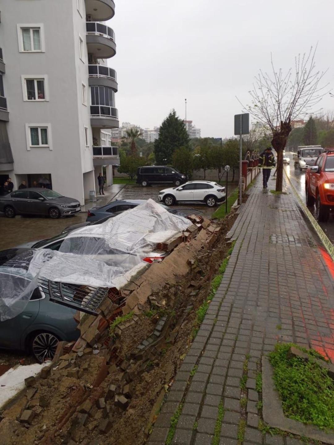 Aşırı yağış istinat duvarını yıktı: 5 araç zarar gördü 2