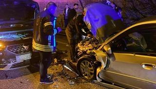 Yola d&ouml;k&uuml;len sıvı kazaya sebep oldu: 3 yaralı