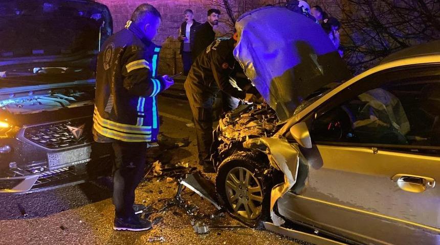 Yola d&ouml;k&uuml;len sıvı kazaya sebep oldu: 3 yaralı