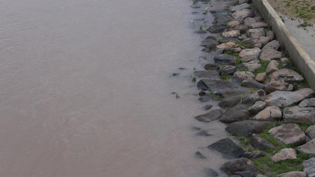 Cizre'de boru hattındaki sızıntı nedeniyle petrol Dicle Nehrine karıştı, ekipler arızayı giderdi