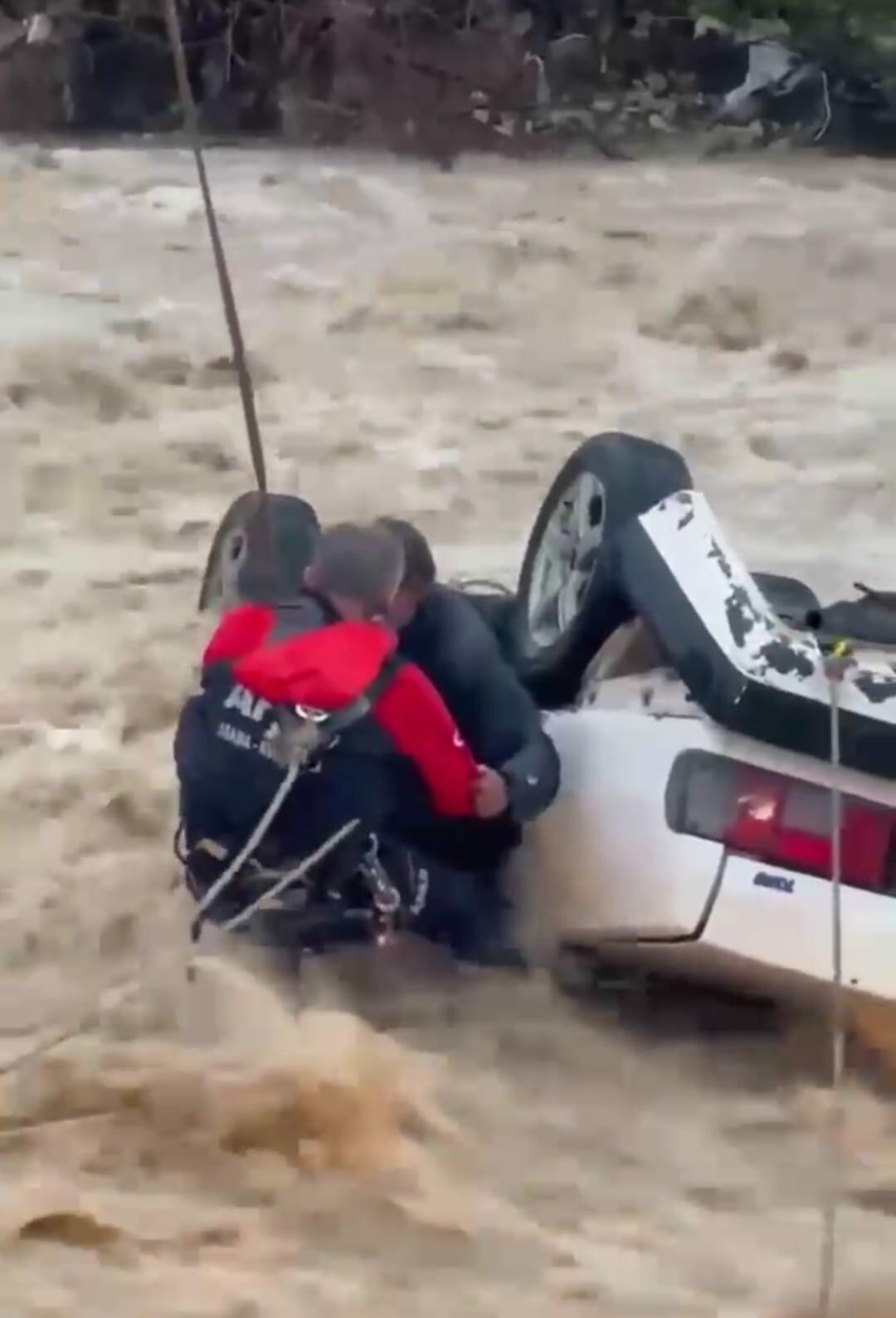 Muğla da sel! Otomobil ters döndü: Acı haber geldi 2