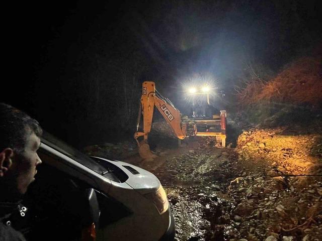 Navigasyonun yanılttığı 3 kişi, dağ yolunda mahsur kaldı 1