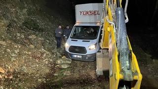 Navigasyonun yanılttığı 3 kişi, dağ yolunda mahsur kaldı