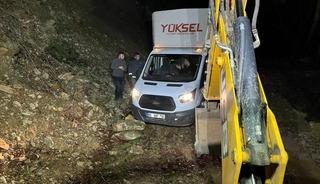 Navigasyonun yanılttığı 3 kişi, dağ yolunda mahsur kaldı