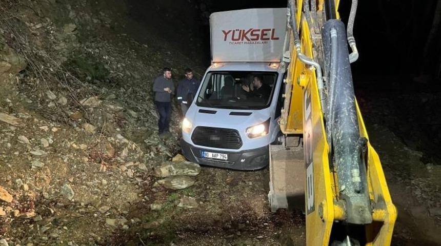 Navigasyonun yanılttığı 3 kişi, dağ yolunda mahsur kaldı