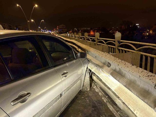 Alkoll&uuml; s&uuml;r&uuml;c&uuml; bariyerlere girdi: 25 bin TL ceza yazıldı 4