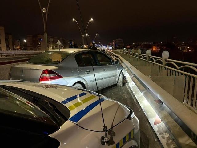 Alkoll&uuml; s&uuml;r&uuml;c&uuml; bariyerlere girdi: 25 bin TL ceza yazıldı 3