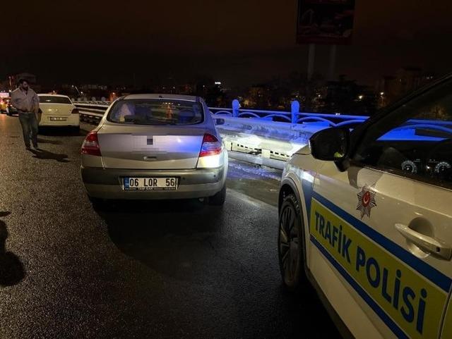 Alkoll&uuml; s&uuml;r&uuml;c&uuml; bariyerlere girdi: 25 bin TL ceza yazıldı 2