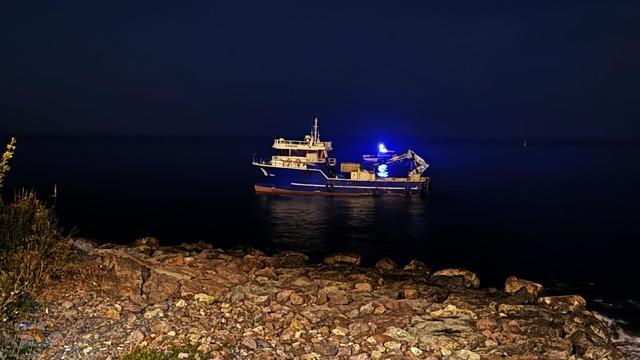 Rize'de balıkçı teknesi karaya oturdu! İçindeki kişi tahliye edildi