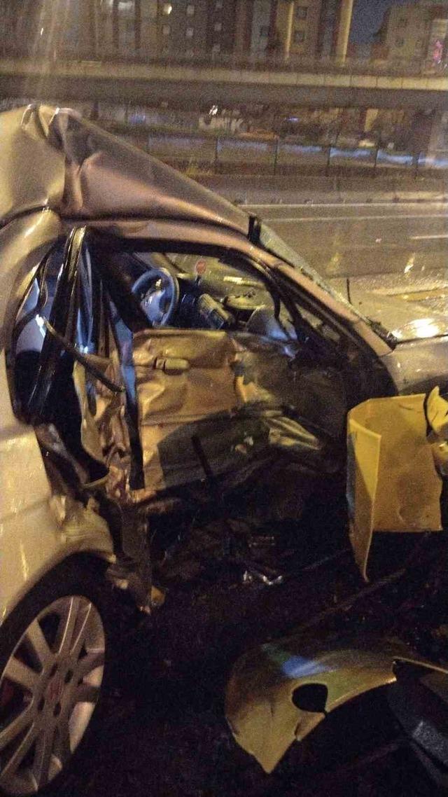 Kontrolden &ccedil;ıkan otomobil bariyerlere ok gibi saplandı 3