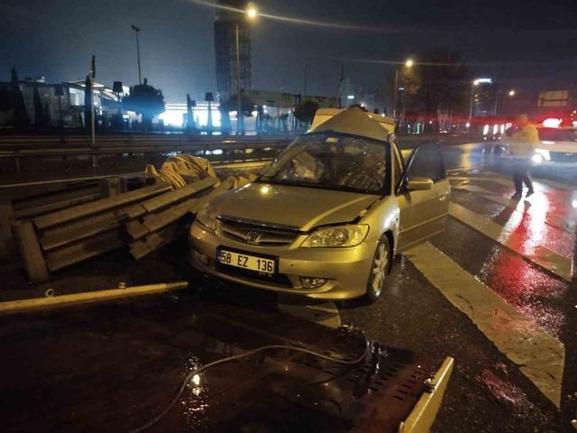 Kontrolden &ccedil;ıkan otomobil bariyerlere ok gibi saplandı 2