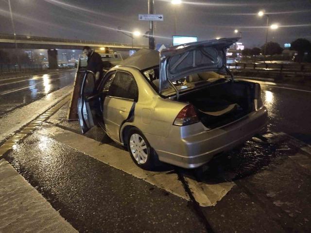 Kontrolden &ccedil;ıkan otomobil bariyerlere ok gibi saplandı 1