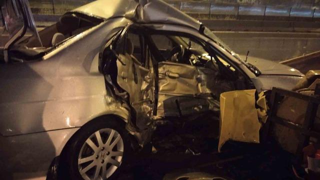 Kontrolden çıkan otomobil bariyerlere ok gibi saplandı