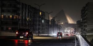 Bir &uuml;lkede &ouml;nlemler başladı: D&uuml;kkanlar erken kapandı, sokaklar karanlığa b&uuml;r&uuml;nd&uuml;