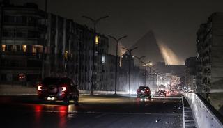 Bir &uuml;lkede &ouml;nlemler başladı: D&uuml;kkanlar erken kapandı, sokaklar karanlığa b&uuml;r&uuml;nd&uuml;