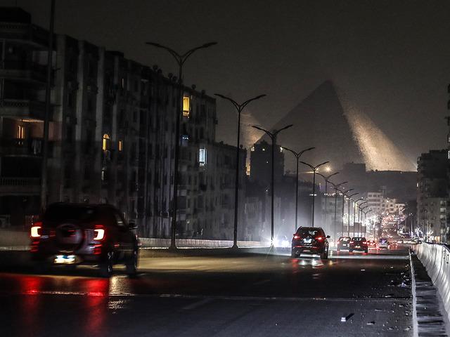 Bir &uuml;lkede &ouml;nlemler başladı: D&uuml;kkanlar erken kapandı, sokaklar karanlığa b&uuml;r&uuml;nd&uuml;