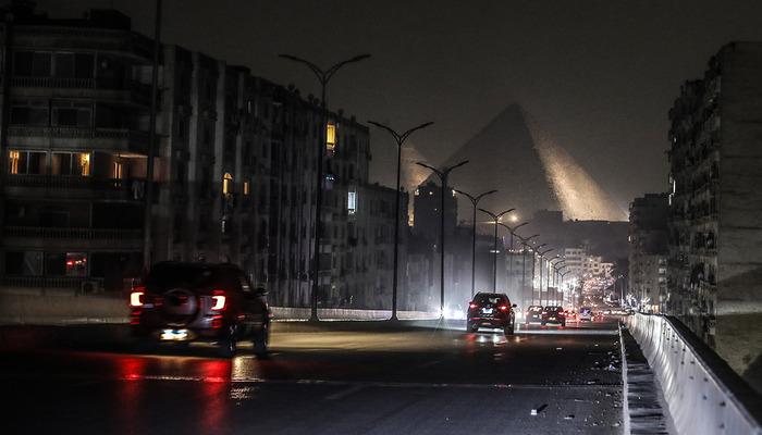 Bir &uuml;lkede &ouml;nlemler başladı: D&uuml;kkanlar erken kapandı, sokaklar karanlığa b&uuml;r&uuml;nd&uuml;