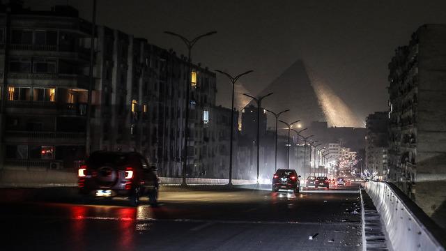 Bir ülkede önlemler başladı: Dükkanlar erken kapandı, sokaklar karanlığa büründü