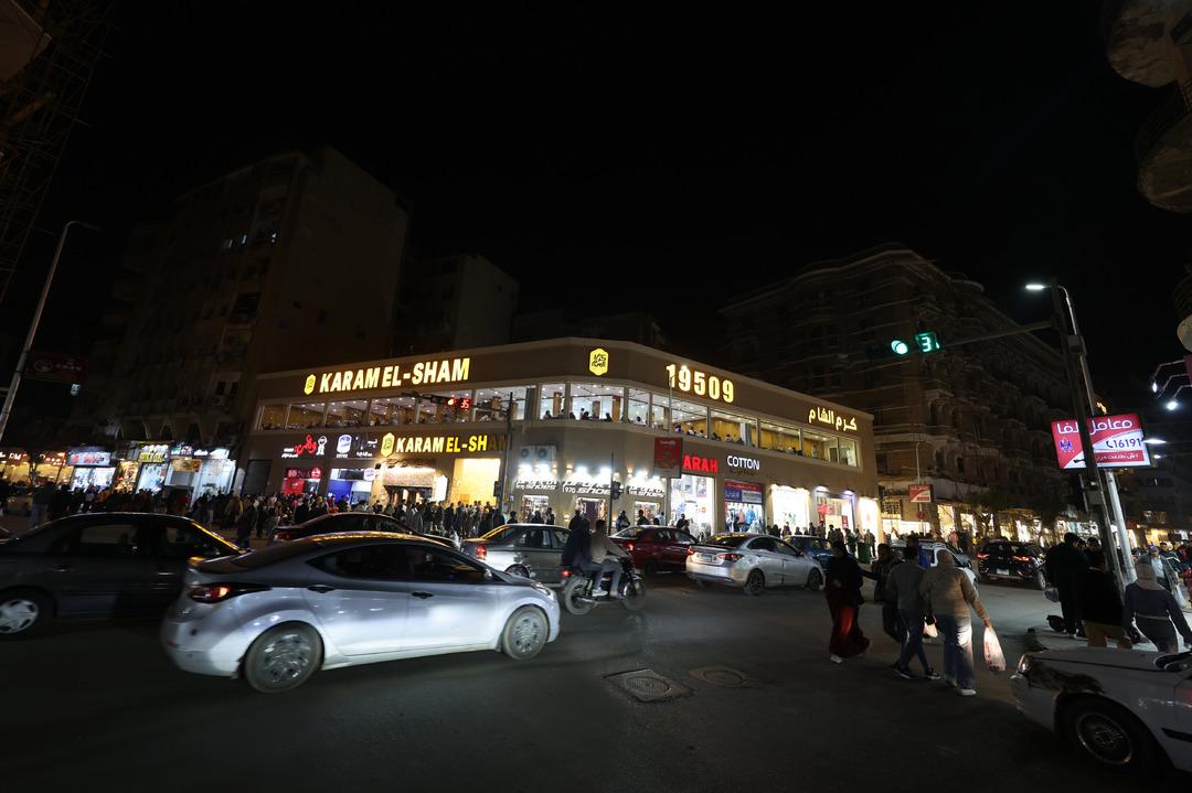 Bir &uuml;lkede &ouml;nlemler başladı: D&uuml;kkanlar erken kapandı, sokaklar karanlığa b&uuml;r&uuml;nd&uuml; 1