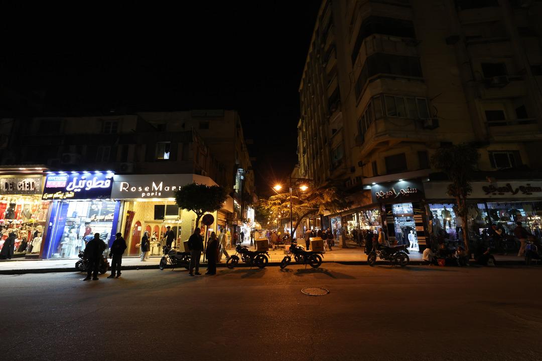 Bir &uuml;lkede &ouml;nlemler başladı: D&uuml;kkanlar erken kapandı, sokaklar karanlığa b&uuml;r&uuml;nd&uuml; 2