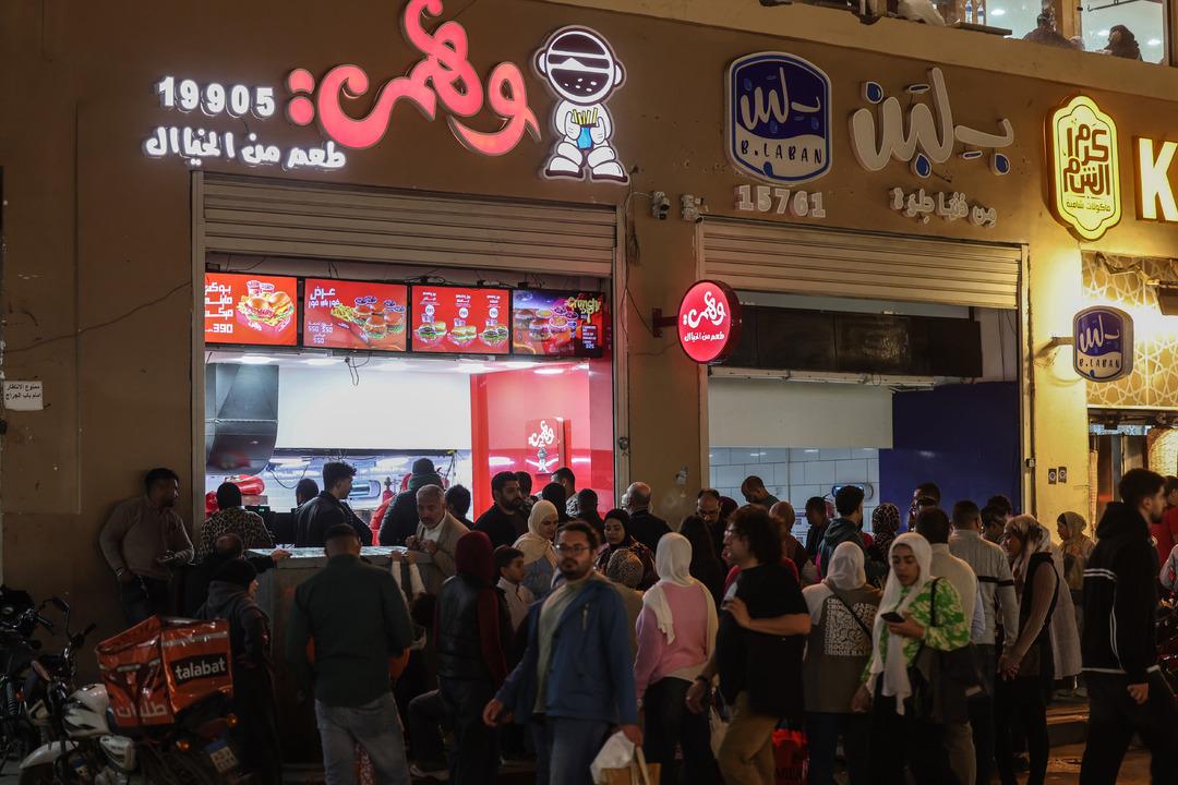 Bir &uuml;lkede &ouml;nlemler başladı: D&uuml;kkanlar erken kapandı, sokaklar karanlığa b&uuml;r&uuml;nd&uuml; 3