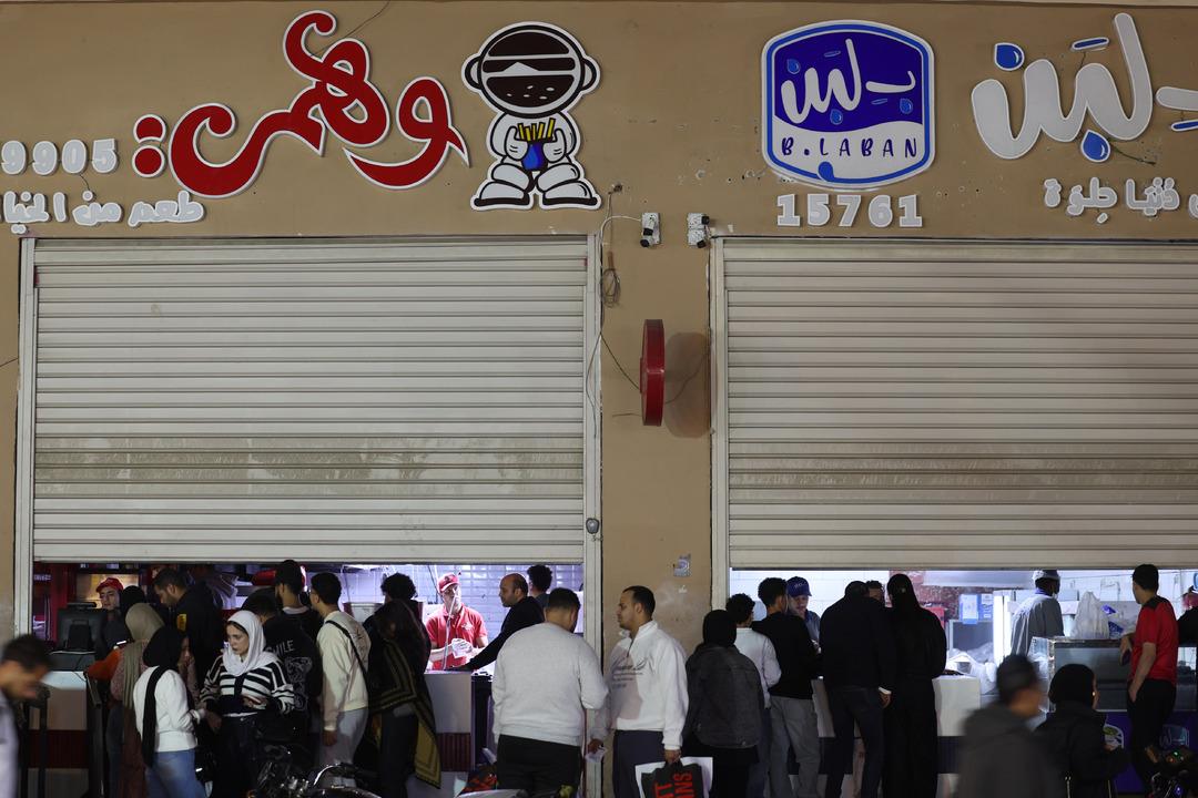 Bir &uuml;lkede &ouml;nlemler başladı: D&uuml;kkanlar erken kapandı, sokaklar karanlığa b&uuml;r&uuml;nd&uuml; 7