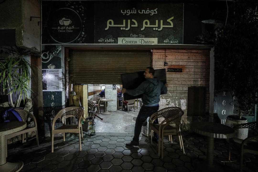 Bir &uuml;lkede &ouml;nlemler başladı: D&uuml;kkanlar erken kapandı, sokaklar karanlığa b&uuml;r&uuml;nd&uuml; 8