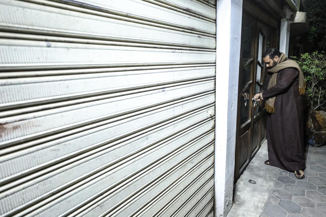 Bir &uuml;lkede &ouml;nlemler başladı: D&uuml;kkanlar erken kapandı, sokaklar karanlığa b&uuml;r&uuml;nd&uuml; 9