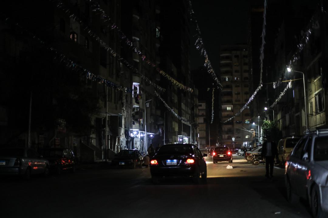 Bir &uuml;lkede &ouml;nlemler başladı: D&uuml;kkanlar erken kapandı, sokaklar karanlığa b&uuml;r&uuml;nd&uuml; 10