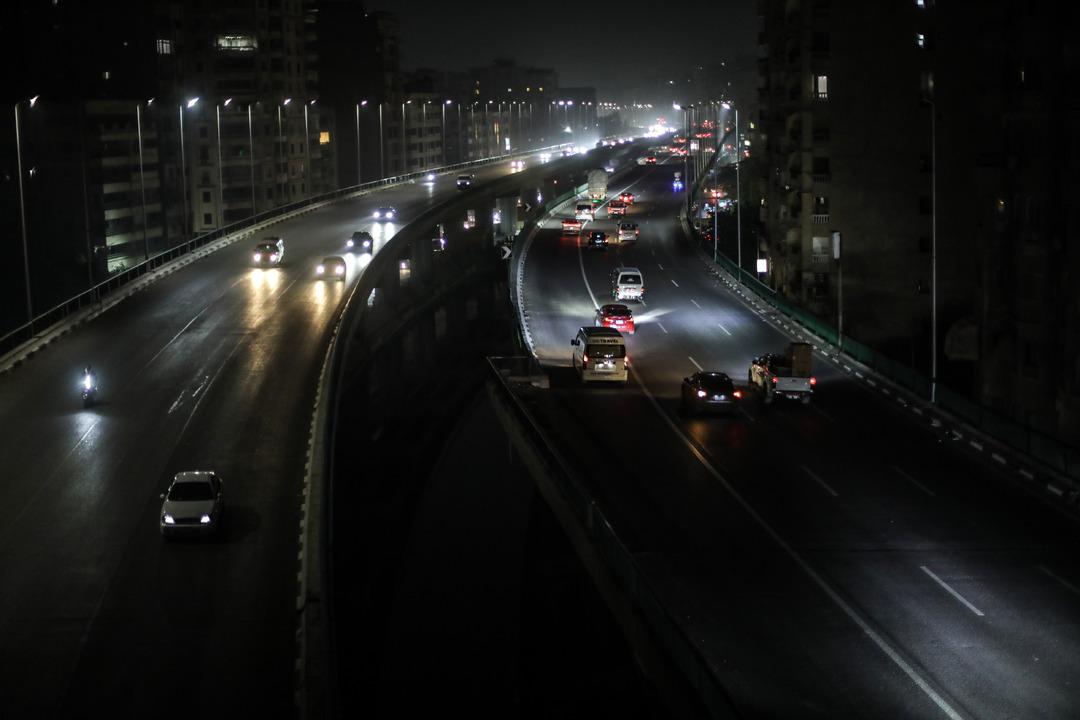 Bir &uuml;lkede &ouml;nlemler başladı: D&uuml;kkanlar erken kapandı, sokaklar karanlığa b&uuml;r&uuml;nd&uuml; 11